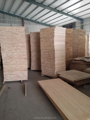 Tabuleiro de madeira de pinho sólido personalizável com um teor de umidade de 8-12% e textura natural