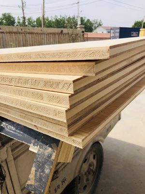 480-550 kg/m3 Três camadas de painel de pinho radiado Material sólido de madeira para outros Capacidade de solução de projeto