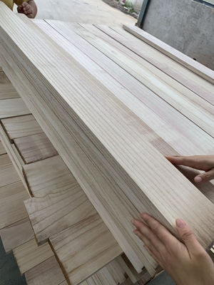 Fragmentos de madeira de Paulownia com um teor de umidade de 8% a 12%