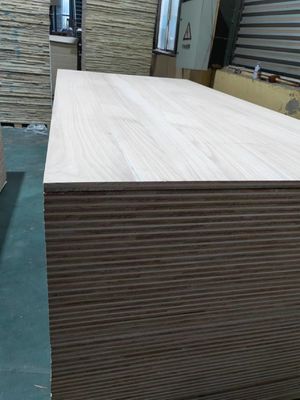 Painéis de madeira maciça de cores naturais de várias camadas Três camadas de panownia para portas