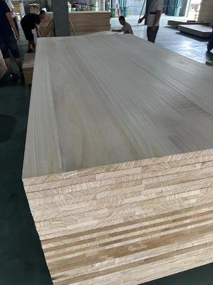 Painéis pintados de madeira maciça certificados pelo FSC