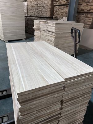 Conteúdo de umidade 8%-12% Moderno estilo de design madeira Paulownia para o mercado de suprimentos funerários