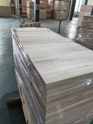 8%-12% de teor de humidade Painel de madeira de Paulownia para produção de painéis personalizados de caixões de madeira